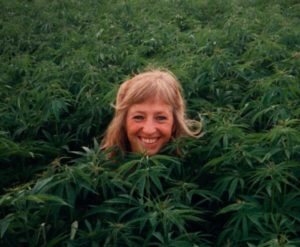 mujer con planta de cannabis