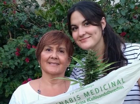 familia que planta cannabis madre e hija