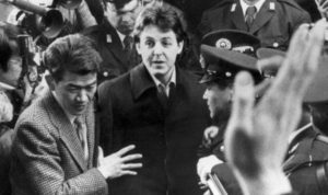 Paul McCartney detenido en japón