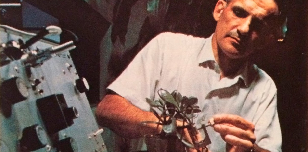 La vida secreta de las plantas - Peter Tompkins durante un experimento con una planta.